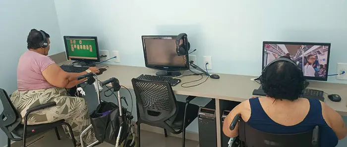 Idosas aprendendo tecnologia, em aula prática do projeto Conexão 60+.