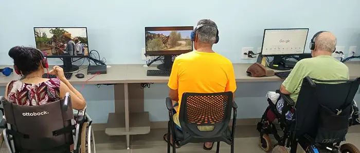 Participantes utilizam computadores durante oficina de inclusão digital do projeto Conexão 60+, apoiado pela Vittia.