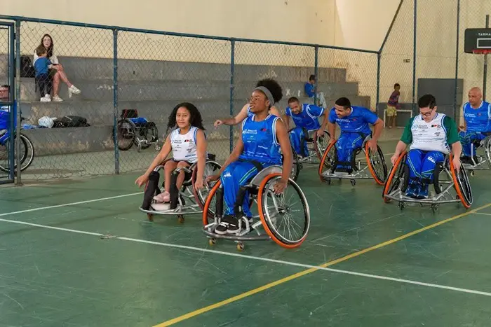 Atletas paradesportivos durante treino de basquete em cadeira de rodas, no projeto Gadecamp apoiado pela Vittia.