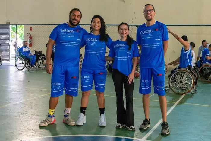 Equipe do projeto Gadecamp posa em quadra com uniformes azuis do programa de inclusão esportiva apoiado pela Vittia.