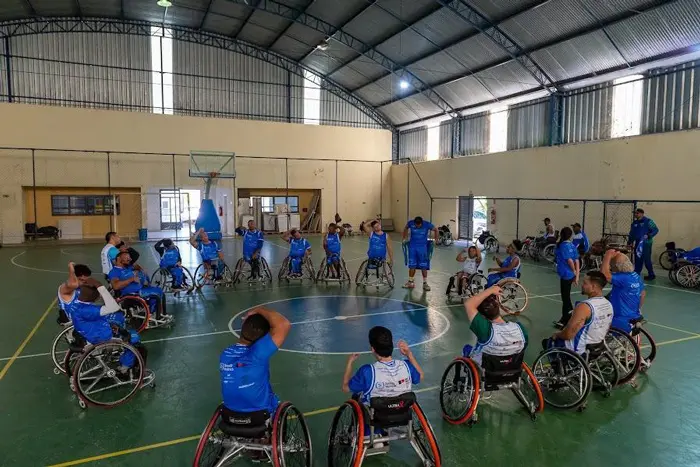 Participantes do projeto Gadecamp em aula prática de basquete em cadeira de rodas, em ginásio esportivo de Campinas.