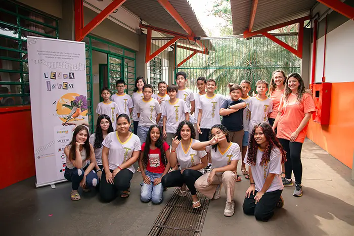 Equipe e participantes reunidos em frente à escola durante o projeto Letra Jovem em Artur Nogueira.