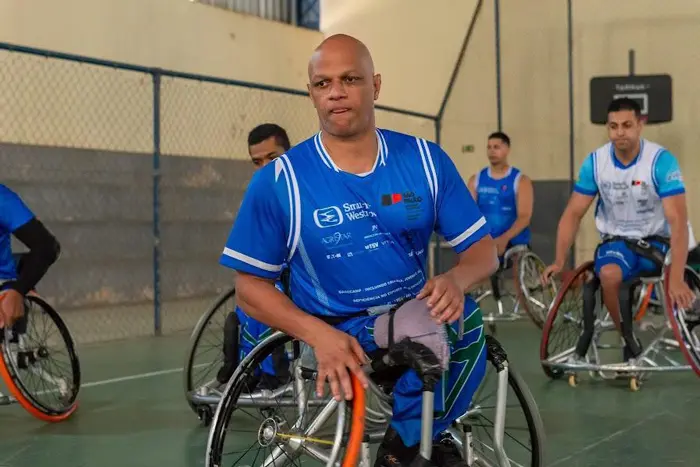 Atleta cadeirante participa de treino de basquetebol inclusivo no projeto Gadecamp, que incentiva autonomia e superação.