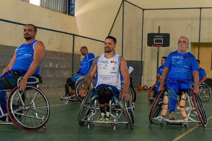 Grupo de atletas com deficiência física em partida de basquete em cadeira de rodas, projeto Gadecamp com apoio da Vittia.