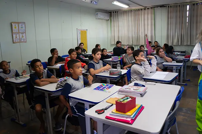 Crianças assistem à palestra educativa sobre meio ambiente, durante atividade do projeto Lixinho ou Lixão em São Joaquim da Barra.