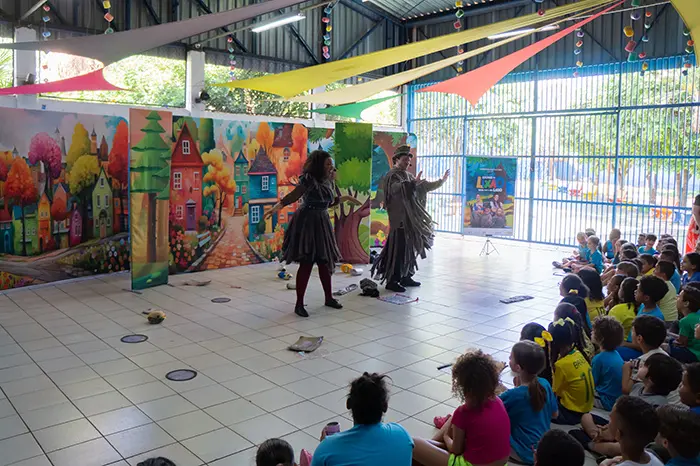 Artista realiza performance sobre educação ambiental, em frente a grupo de crianças no projeto Lixinho ou Lixão.
