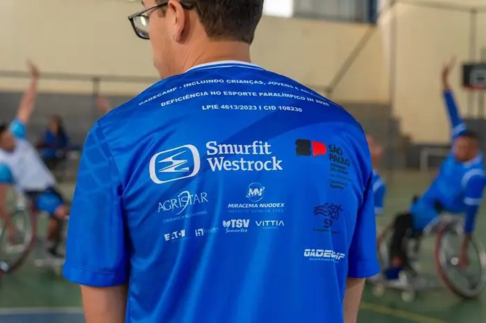Participante exibe uniforme do projeto Gadecamp, com logomarcas dos parceiros e apoiadores, incluindo a Vittia.